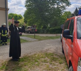 Pfarrer Otto gibt dem neuen Fahrzeug Gottes Segen mit auf den Weg