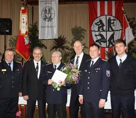 Präsident Landesfeuerwehrverband Brandenburg e.V. Kam. Schippel, Landrat Harald Altekrüger, Kam. Klaus-Dieter Bennewitz, Ministerpräsident Dr. Dietmar Woidke, Stadtwehrführer FF Guben Kam. Nowka, SB Brandschutz der Stadt Guben Sebastian Schwitzke