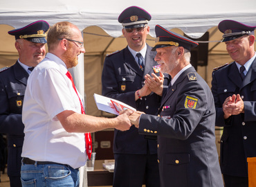 Übergabe Partner der Feuerwehr an das Concordia Versicherungsbüro Carsten Hänsel durch LFV-Präsidenten Rolf Fünning