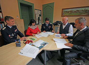 vlnr: Der Stellvertretende Stadtwehrführer Christian Balzer, Bürgermeisterin Christina Herntier, KFV-Vorstandsvorsitzender Robert Buder, LKSPN-Beigeordneter Olaf Lalk, Schulleiter Roland Wolter bei der Vertragsunterzeichnung