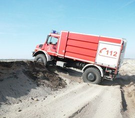 Befahren eines Höhenunterschiedes mit dem Unimog TLF 20/50