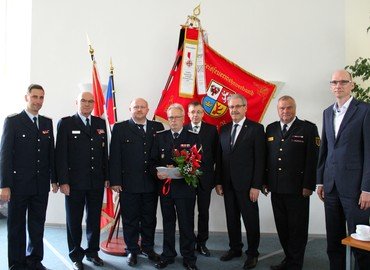 vlnr: Karsten Magister (Gemeindewehrführer Neuhausen), Siegmund Rückmann (Stellvertretender Vorsitzender des KFV), Stefan Grothe (Kreisbrandmeister), Andreas Paulick, Frank Stolper (Abteilungsleiter MIK), Harald Altekrüger (Landrat SPN), Werner-Siegwart Schippel (Präs. LFV BB), Carsten Billing (Ordnungsdezernent Landkreis)