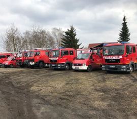 Aufstellung der Fahrzeuge auf dem Platz der Feuerwehr vor Übungsbeginn.