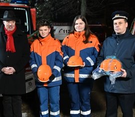 Die Jugendfeuerwehr kann sich über neue Ausrüstung freuen