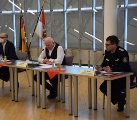 Zur Unterzeichnung zusammengekommen: Dezernent Karsten Billing, Erster Beigeordneter Olaf Lalk und Vorsitzender des Kreis­feuerwehr­verbandes Robert Buder (v.l.n.r.).