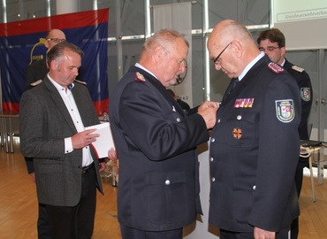 Werner-Siegwart Schippel zeichnet Siegmund Rückmann aus