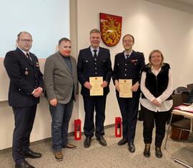 Die Kameraden Marcel Krautz (Mitte) und Markus Peskar (2. v.r.) wurden zu weiteren Stellvertretern des Stadtwehrführers bestellt.