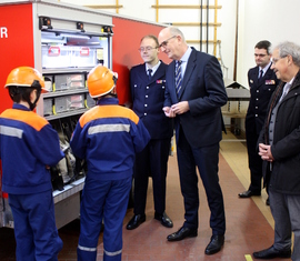 Dietmar Woidke lässt sich die Technik von der Jugendfeuerwehr erklären