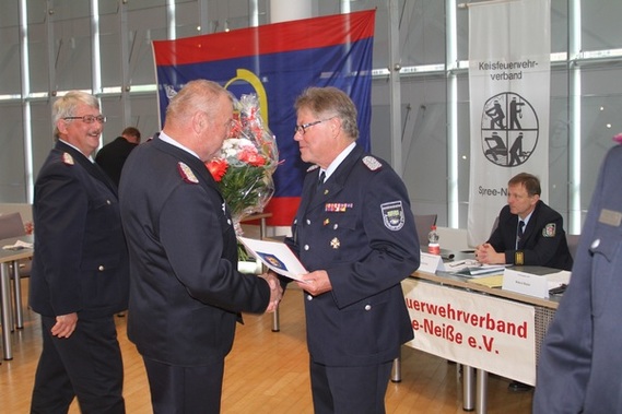 Werner-Siegwart Schippel zeichnet Amtswehrführer Gerd Krautz aus