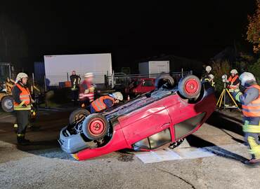 Zusammenspiel und taktisches Vorgehen sind wesentlich bei der Rettung von Personen aus einem verunfallten Fahrzeug