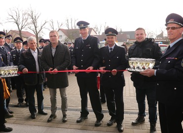 Das Band wird durchschnitten v.l.: Jürgen Schiemenz (Planer), Karsten Schreiber (Bürgermeister Gemeinde Kolkwitz), Daniel Nerlich (Ortswehrführer Limberg), Steffen Theiler (Gemeindebrandmeister) und Marcel Noack (Ortsvorsteher Limberg).