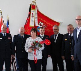 vlnr: Siegmund Rückmann (Stellvertretender Vorsitzender des KFV), Stefan Grothe (Kreisbrandmeister), Marlies Kulka, Frank Stolper (Abteilungsleiter MIK), Harald Altekrüger (Landrat SPN), Werner-Siegwart Schippel (Präs. LFV BB), Carsten Billing (Ordnungsdezernent Landkreis)