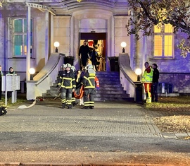 Patient wird bei der Herbstübung aus der Klinik Lausitz Forst durch die Feuerwehr getragen.