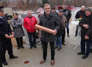 Der Bürgermeister der Gemeinde Kolkwitz, Karsten Schreiber, versenkte die bei der Grundsteinlegung die Hülse mit Tages- und Wochenzeitung, Amtsblatt, Jahrbuch der Gemeinde und Hänchener Chronik.