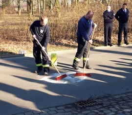 Praktische Vorführung Beseitigung einer Ölspur auf Verkehrsflächen