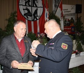 LFV-Präsident Werner-Sigwart Schippel überreicht das Förderschild der Feuerwehr an Firmenchef Dietmar Walter