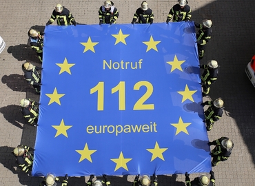 Die 112 im Sternenkranz der europäischen Flagge, ist ein gutes Symbol für den Euronotruf. Jeder einzelne der zwölf Sterne in der Flagge zeigt
mit einer Spitze nach oben und zwei Spitzen müssen nach unten zeigen.
(Quelle: Europe Direkt)