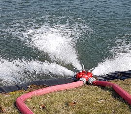 Wasser Marsch! Bei der Übung wurden die Löschwasserteiche am Deulowitzer Gewerbegebiet gefüllt