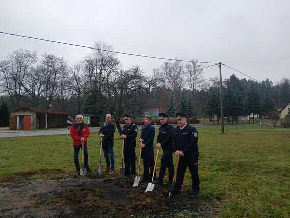 Spatenstich am 1.Dez.2025 in Jerischke zum Bau des neuen Gerätehaus, v-r-n.l: Stephan Grothe, Lars Mudra, Manuela Mahnke, Mike Zaroban, Jörg Rakete, Planungsbüro