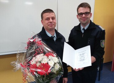 René Ziesmer erhält die Berufungsurkunde von Robert Buder (r)