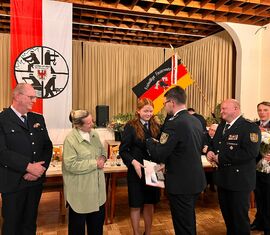 Auszeichnung "Helfer von morgen" überreicht durch Vorstand KFV Robert Buder