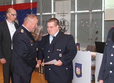 LFV Präsident Werner-Siegwart Schippel gratuliert Stephan Müller für seine Auszeichnung mit dem Ehrenzeichen des Kreisfeuerwehrverbandes Spree-Neiße e.V.