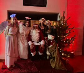 Der Weihnachtsmann mit seinen Engeln und Elfen