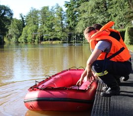 Spremberger Feuerwehr übt die Rettung verunfallter Personen auf dem Gewässer