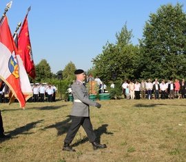 Abschreiten der Formation mit Fahne