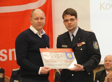 Ein Symbol für die Partnerschaft: Ronny Heppchen (l) und Robert Buder (r) feiern die erste Fördermitgliedschaft im KFV SPN eV