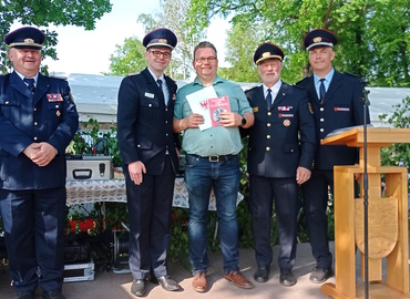 LFV-Präsident Rolf Fünning überreicht die Plakette