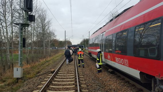 Ein Zug muss nach einem Unfall bei Kolkwitz evakuiert werden.