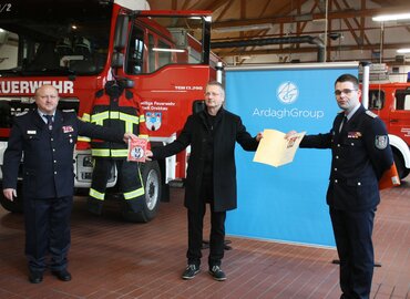 In Vertretung des Landesfeuerwehrverbandes überreichte der Vortandsvorsitzende des KFV Robert Buder(rechts) die Partnerschaftsurkunde an Werkleiter Matthias Wirth. Kreisbrandmeister Stefan Grothe (links) übergab das Förderschild.