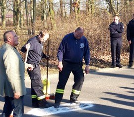 Praktische Vorführung Beseitigung einer Ölspur auf Verkehrsflächen