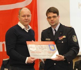 Ein Symbol für die Partnerschaft: Ronny Heppchen (l) und Robert Buder (r) feiern die erste Fördermitgliedschaft im KFV SPN eV