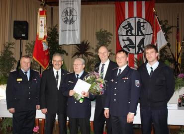 Präsident Landesfeuerwehrverband Brandenburg e.V. Kam. Schippel, Landrat Harald Altekrüger, Kam. Klaus-Dieter Bennewitz, Ministerpräsident Dr. Dietmar Woidke, Stadtwehrführer FF Guben Kam. Nowka, SB Brandschutz der Stadt Guben Sebastian Schwitzke