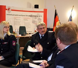 In Gruppenarbeit werden Lösungsansätze für die Zukunft der Feuerwehr entwickelt. Kreisbrandmeister Wolfhard Kätzmer (Mitte) diskutiert fleißig mit