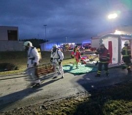 Übung Biogasanlage Forst (Lausitz) - Trupp mit Schleifkorbtrage