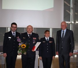 Kreisbrandmeister Kamerad Stefan Grothe wurde mit dem Deutschen Feuerwehr-Ehrenkreuz in Silber ausgezeichnet.