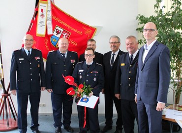 vlnr: Siegmund Rückmann (Stellvertretender Vorsitzender des KFV), Stefan Grothe (Kreisbrandmeister), Dominik Ernst, Frank Stolper (Abteilungsleiter MIK), Harald Altekrüger (Landrat SPN), Werner-Siegwart Schippel (Präs. LFV BB), Carsten Billing (Ordnungsdezernent Landkreis)