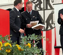 Frank Mehlow des Kreis Feuerwehrverband Spree Neiße gratulierte der Ortswehr Gahry und übreichte ein Präsent
