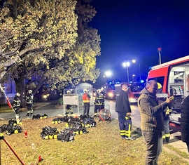 Ablage benutzte Pressluftatmer bei der Herbstübung in der Klinik Lausitz Forst, rechts daneben der ELW