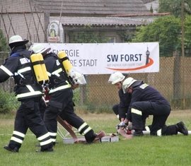 Vorführung einer Menschrettung aus einem brennenden Gebäude der Ortswehr Groß Bademeusel