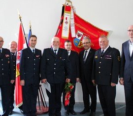 vlnr: Siegmund Rückmann (Stellvertretender Vorsitzender des KFV), Stefan Grothe (Kreisbrandmeister), Karsten Magister (Gemeindewehrführer Neuhausen), Michael Peschel, Frank Stolper (Abteilungsleiter MIK), Harald Altekrüger (Landrat SPN), Werner-Siegwart Schippel (Präs. LFV BB), Carsten Billing (Ordnungsdezernent Landkreis)