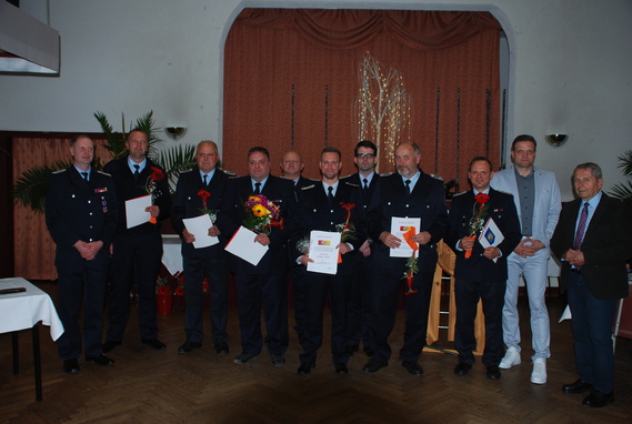 Die Kameraden Hagen Dommaschk (OW Drekbau/Kausche und Casel), Frank Halka (OW Laubst) und Thomas Zademach (OW Drebkau/Kausche) sowie die Kameraden Thomas Röthig (OW Siewisch), Sven Oelsner (OW Leuthen) und Fabian Stelzer (OW Jehserig) wurden mit dem Ehrenzeichen des Kreis­feuerwehr­verbandes Spree-Neiße e.V. ausgezeichnet.