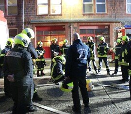 Spremberger Kameraden üben den Schaumangriff bei der Werkfeuerwehr LEAG