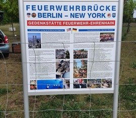 Auf dem Schild finden sich interessane Fakten zur Entstehungsgeschichte des Ehrenhains und der Feuerwehrbrücke