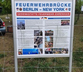 Auf dem Schild finden sich interessane Fakten zur Entstehungsgeschichte des Ehrenhains und der Feuerwehrbrücke