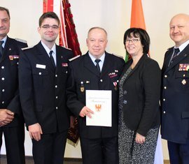 vlnr: Stadtwehrführer Frank Balkow, KFV-Vorsitzender Robert Buder, Peter Bode, Bürgermeisterin Christine Herntier, Kreisbrandmeister Stefan Grothe