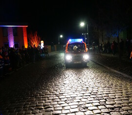 Ankunft des Weihnachtsmannes, standesgemäß mit einem Feuerwehrfahrzeug